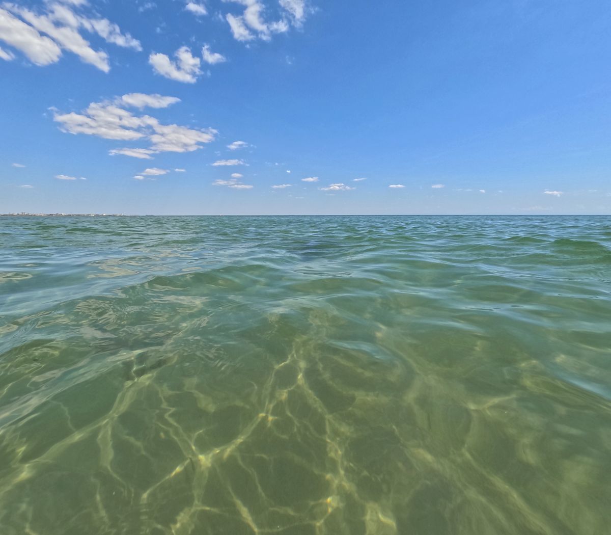 Маяк и дорожка вдоль моря